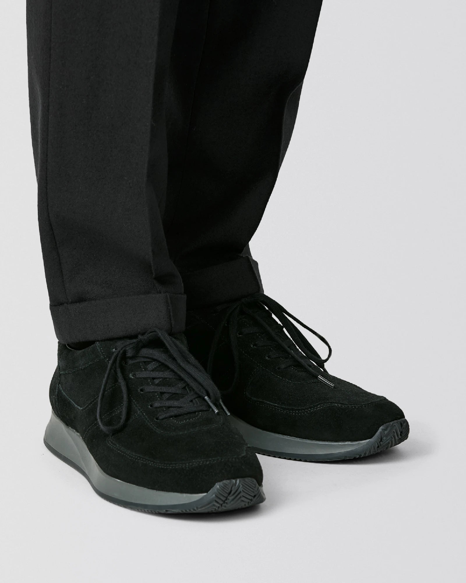 Runner Low Top Black Suede